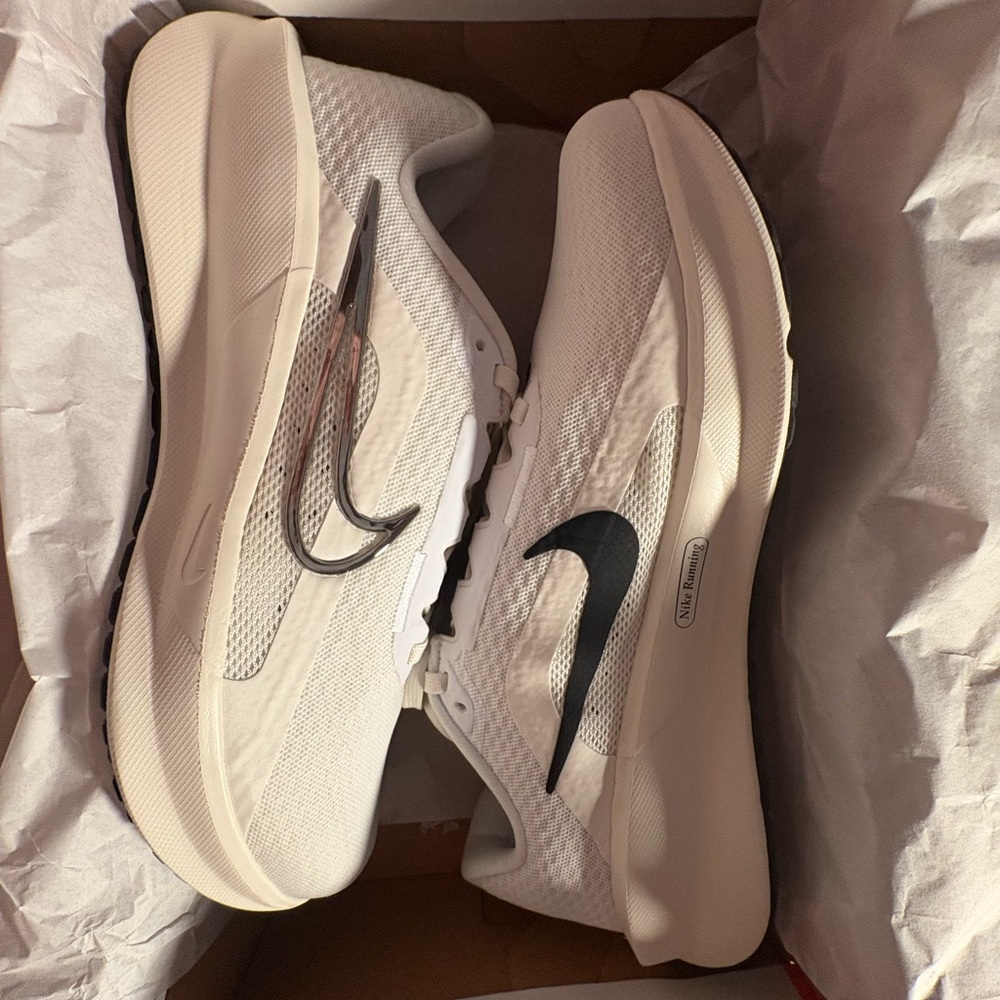 Nike Men's Cream Athletic Shoes